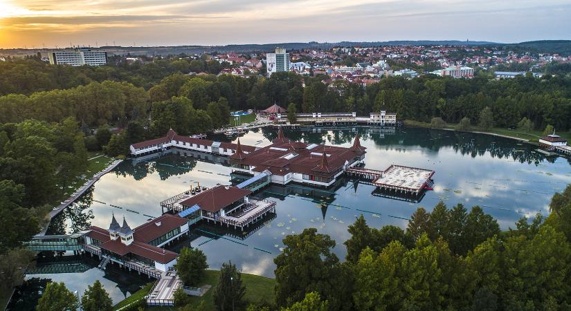 Karbantartás miatt nem látogatható a hévízi Tófürdő fedett fürdőháza