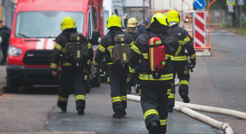 Kigyulladt egy pálinkafőző épület, kunszenti tűzoltók is oltották a tüzet