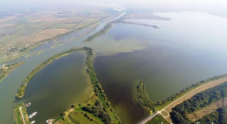 Sok víz párolog el egy kánikulai napon a Tisza-tóból 