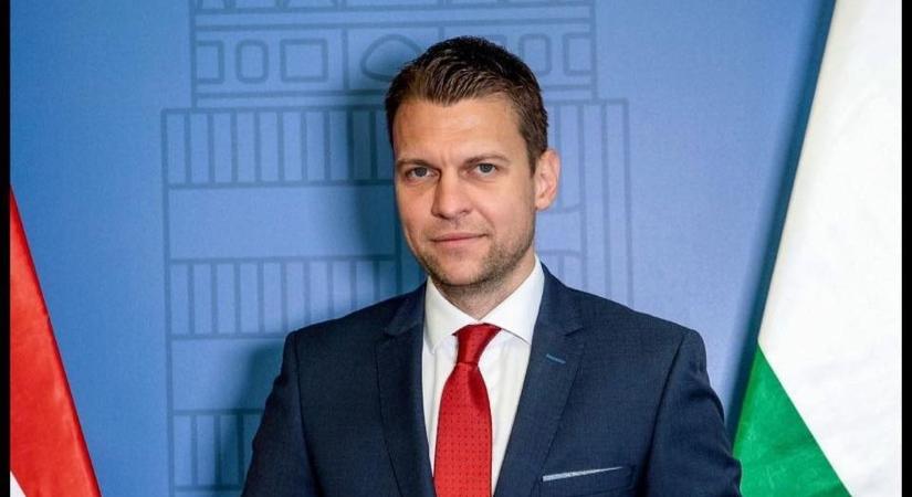 Menczer Tamás: Magyar Péter, amikor meghallja az én nevemet, idegesen rágcsálja az asztal szélét