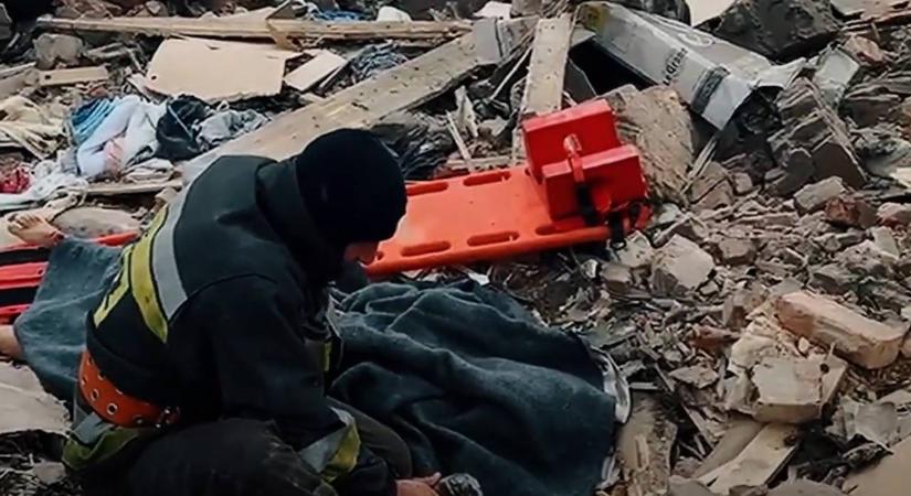 Szívszaggató videó: Lebombázott házhoz riasztották az ukrán tűzoltót, kiderült, hogy a saját otthona az