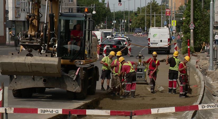 Jól halad a Burgundia és a Hunyadi János utca buszsávjának összekötése