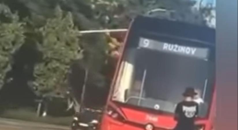 Villamosra kapaszkodott egy férfi Pozsonyban, a rendőrség keresi (VIDEÓ)