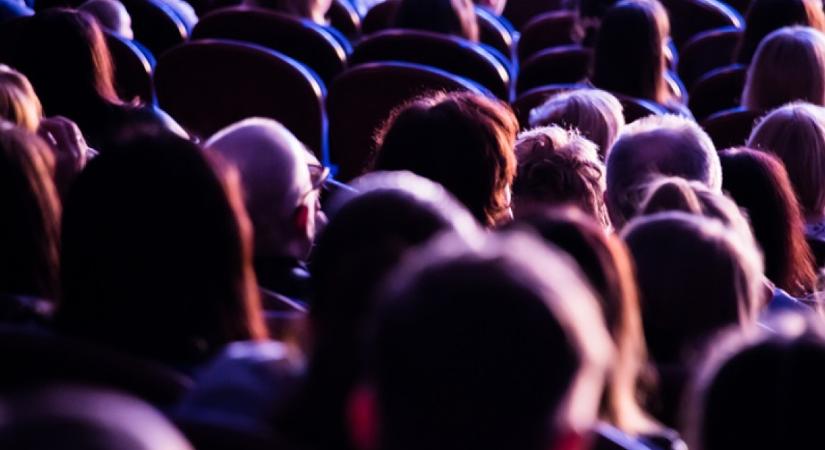 Az abortuszjelenet miatt kellett félbeszakítani a színházi előadást: több férfi is rosszul lett a nézőtéren