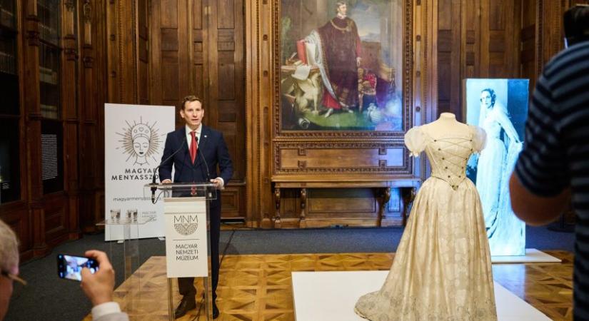 Horthy István feleségének menyasszonyi ruhája a hónap kincse a Nemzeti Múzeumban
