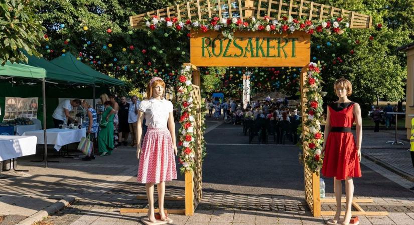 Egyre népszerűbb Ózdon az újjáélesztett Rózsakerti Est