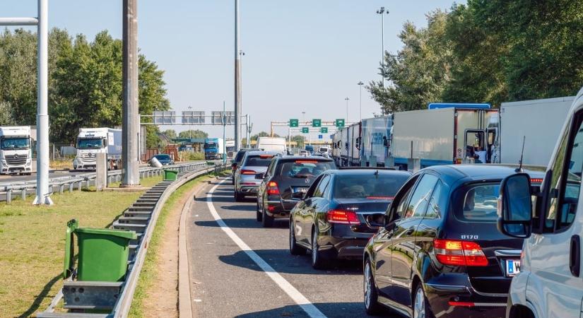 Összeomlott az M1-es, 8 kilométeres dugó sokkolja az autósokat