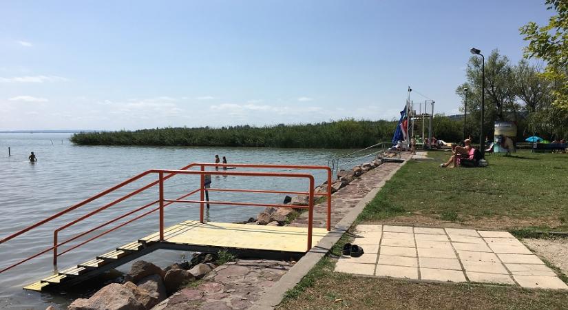 Megtagadták egy szivárványcsaládtól a strandon a családi kedvezményt