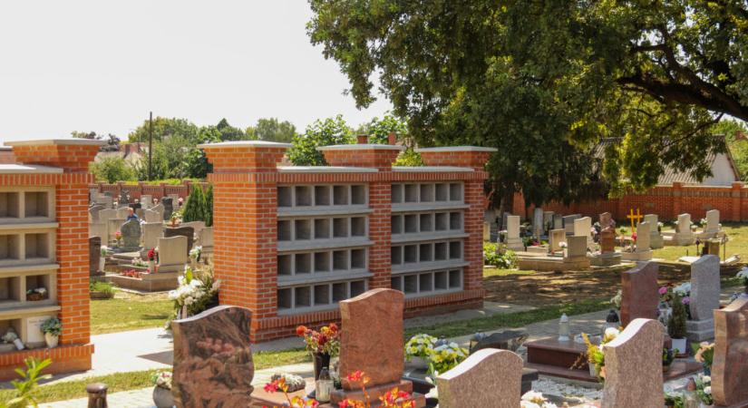 Új urnafal épült a központi temetőben