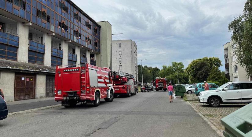 Előtető égett Salgótarjánban, a tűzoltók fékezték meg a lángokat (videó)