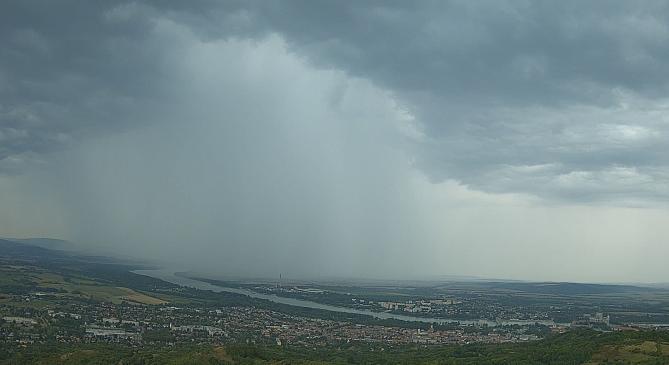 Esőfüggönnyel érkeztek a zivatarok a Pilisbe és a Dunakanyarba