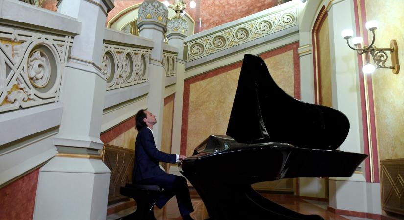 Hatszázmillió forint sem volt drága Orbán Viktornak az új Bogányi-zongorákért