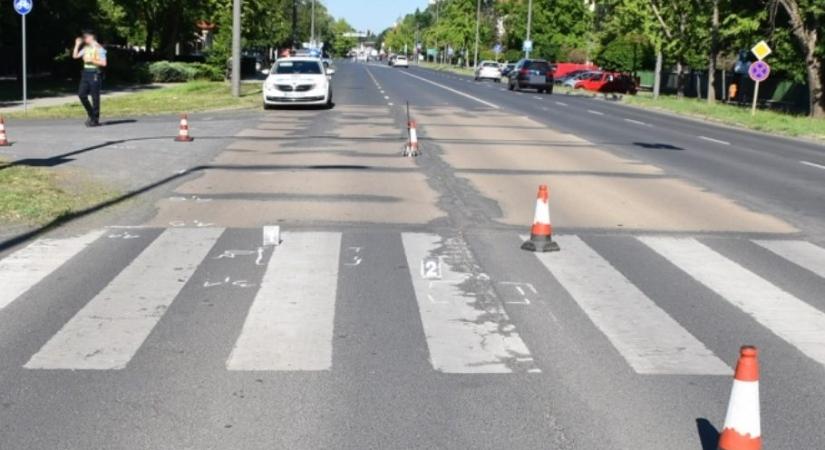 Öten ültek a kocsiban, de egyikük sem segített a zebrán elgázolt és vérző lányon