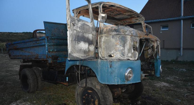 Felfoghatatlan tragédia: halálra égett egy apa és a kisfia egy teherautóban Borsodban