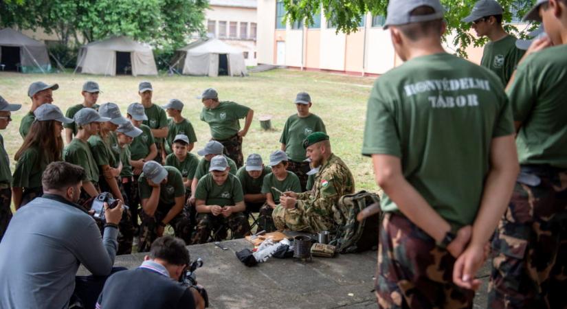 Honvédelmi miniszter: Fontos, hogy a fiatalok megismerkedjenek a katonai életmóddal