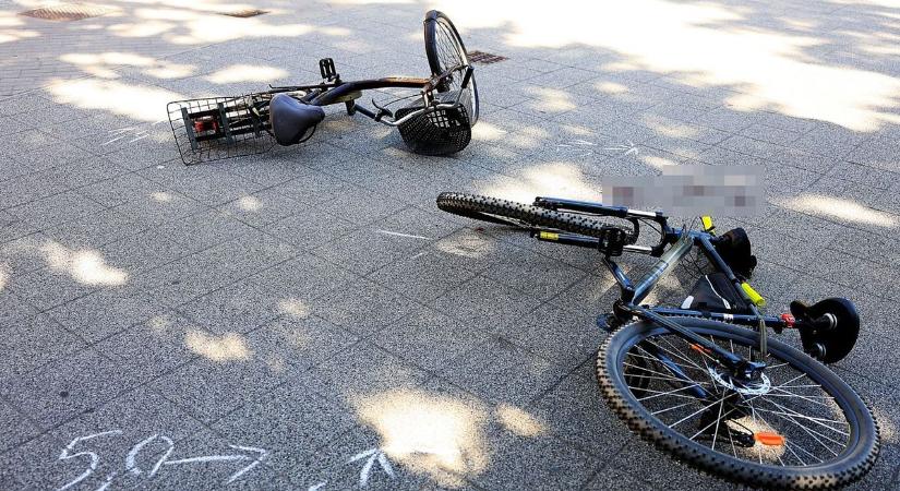 Két kerékpáros ütközött egymással Halas főterén, egyiküket kórházba vitték a mentők – galériával