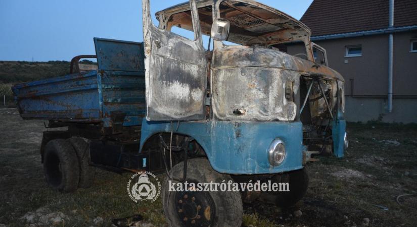 Egy gyermek és egy felnőtt halt meg a Felsődobszán kigyulladt teherautóban