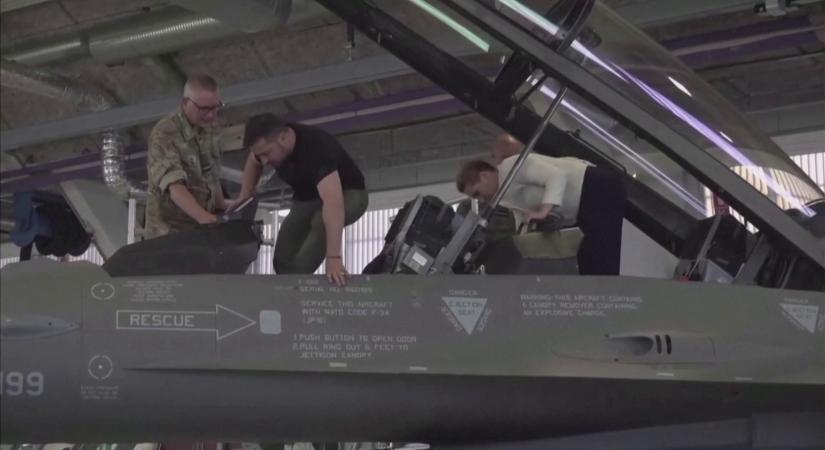 Megérkeztek a régóta várt F-16-os repülőgépek első példányai Ukrajnába  videó