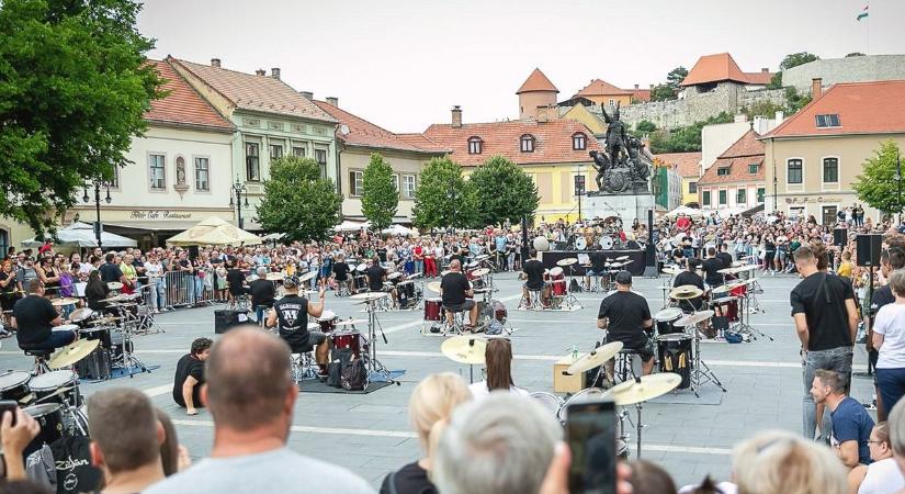 Dobos flashmob, Gárdonyi piknik és rock-klasszikusok is várnak