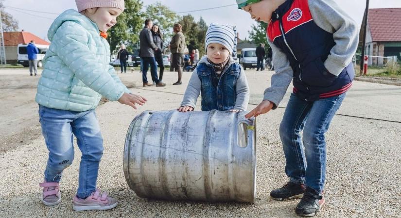 Több évtizedes hagyomány, hogy söröshordó gurítással avatnak utakat