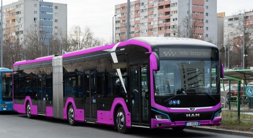 Veszprémben áll forgalomba Magyarország első elektromos csuklós autóbusza