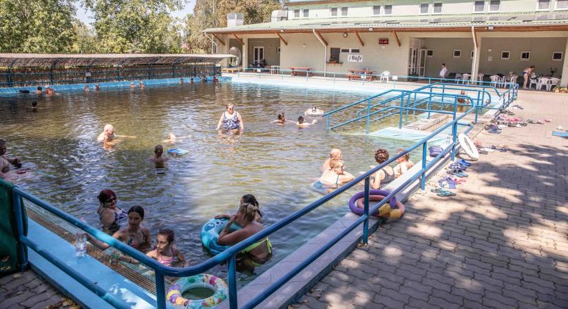 „Jó a víz, finom a kaja, nem is kell más semmi” – évtizedek óta sokak kedvence a tiszacsegei strand – fotókkal