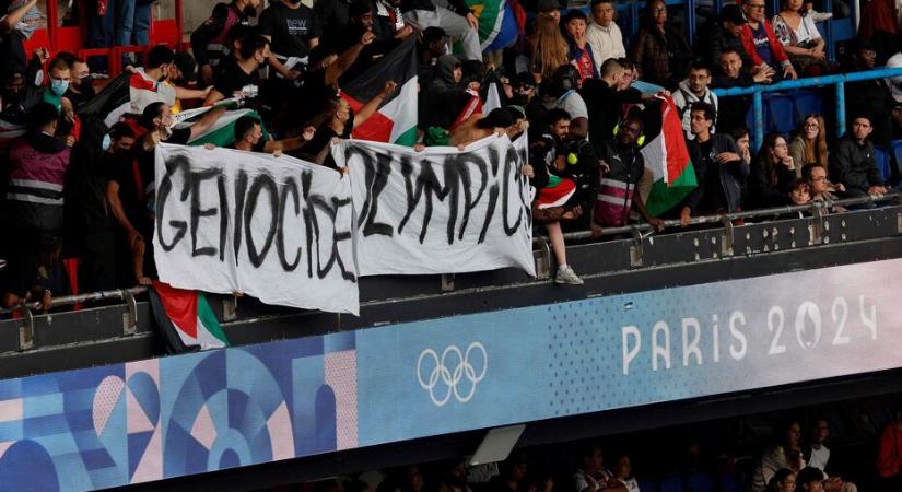 „Népirtás olimpiája” transzparenst lobogtattak az Izrael-Paraguay meccsen