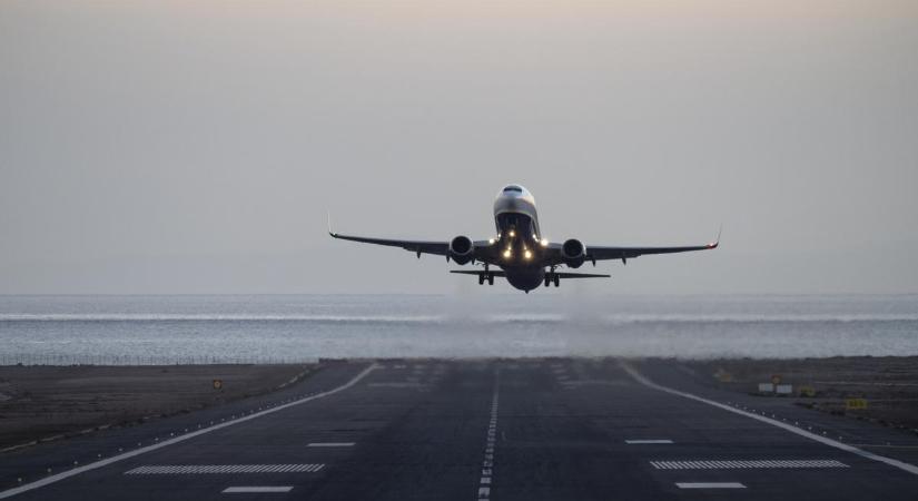 Akkora balhé tört ki a repülőn egy takaró miatt, hogy törölni kellett a járatot – videó