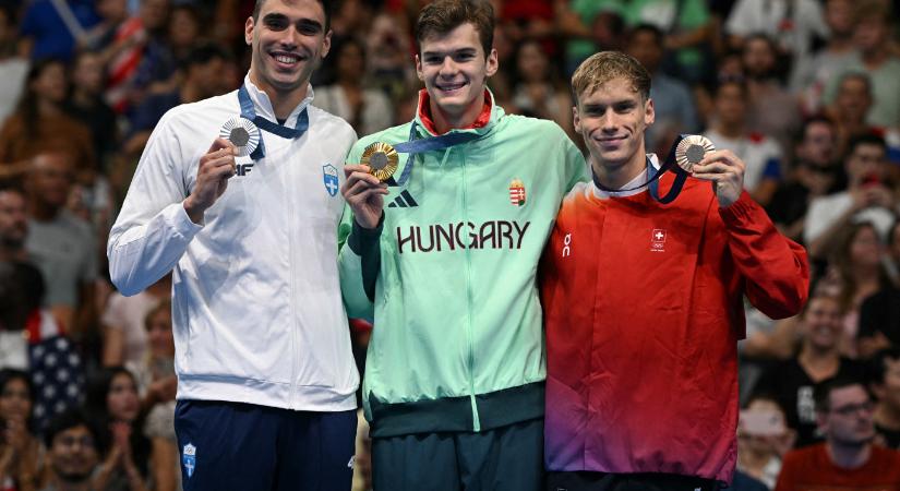 Videón, ahogy Kós Hubert átveszi az első magyar aranyat