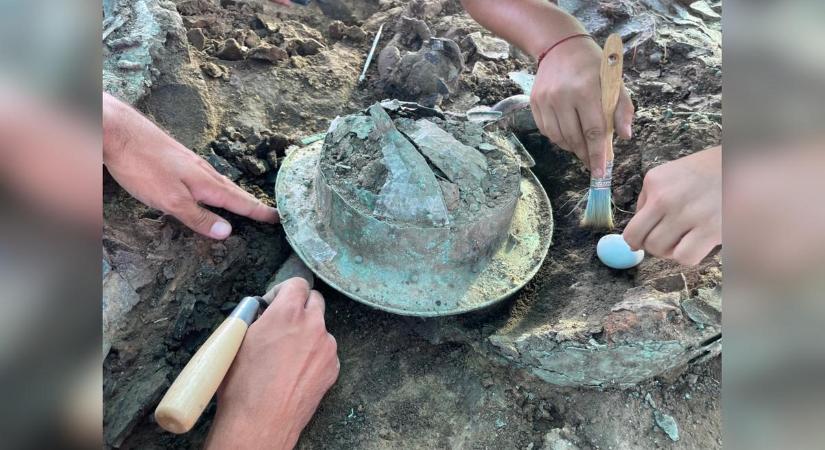 Felfedeztek egy 2700 éves arisztokrata sírt számos kinccsel