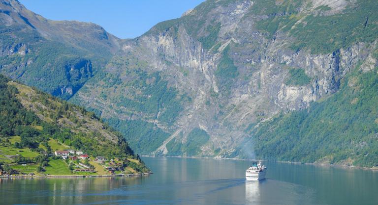 Meddig bírja? – pusztító szökőárral fenyeget egy omló hegyoldal egy meseszép norvég fjordban