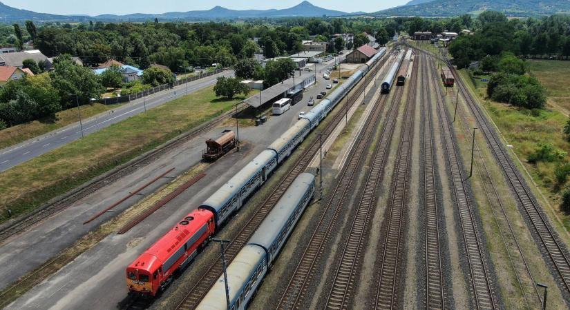 Módosul a vonatok és a Volánbusz-járatok menetrendje a szombati munkanap miatt