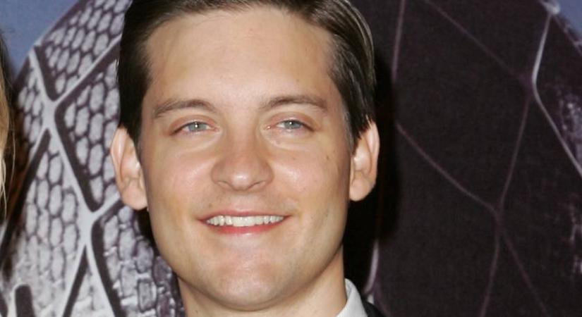 Tobey Maguire 25 évvel fiatalabb bikinimodellel jött össze: válása után vadul csókolta új párját a Pókember sztárja