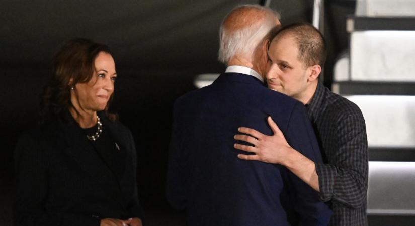 Joe Biden és Kamala Harris fogadta a repülőtéren a fogolycserével szabadult amerikai újságírót