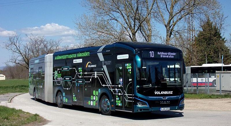 Megérkezett Veszprémbe az ország első elektromos csuklósbusza