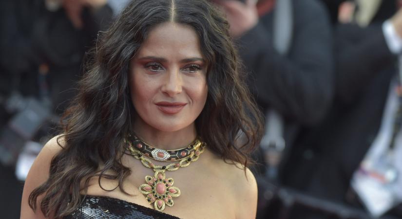 Az 57 éves Salma Hayek az idei nyár legdögösebb bikinijében mutatta meg bomba alakját