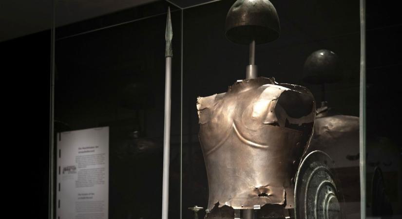 Nürnbergi kiállításon a bronzkori páncél replikája és a lábvért