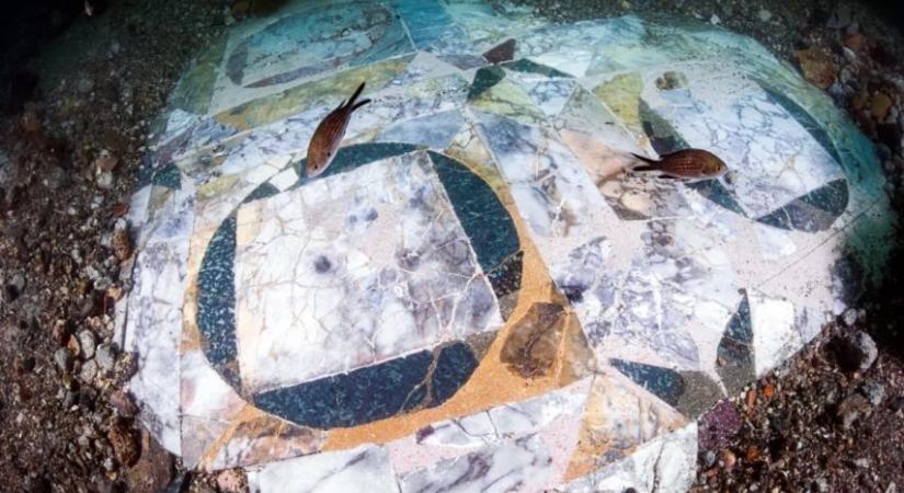 A tengerfenéken találtak ókori mozaikpadlót