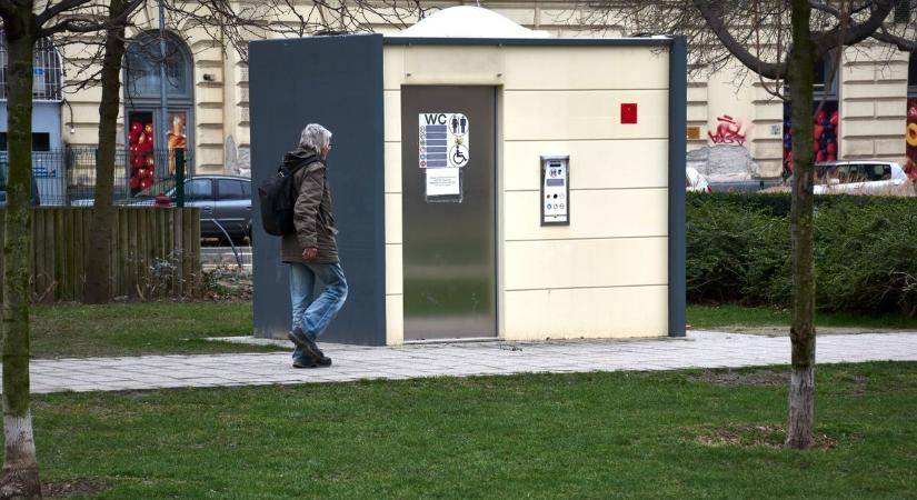 Tarthatatlan a hajléktalanhelyzet a II. János Pál pápa téren