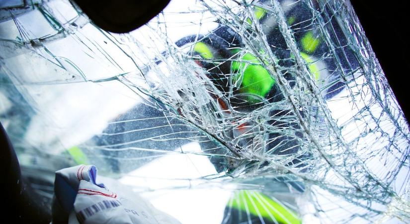Busz és autó karambolozott Miskolcon: egy ember beszorult a gépkocsiba