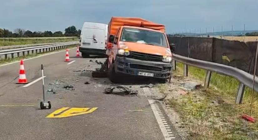 Nyílegyenesen trafáltak bele a közutasok autójába a 67-esen