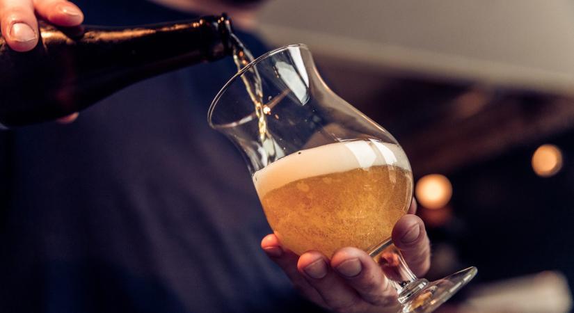 Így kell helyesen kitölteni egy üveg sört a pohárba egy sörsommelier szerint