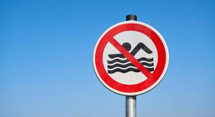 Veszélyessé vált a víz: több magyar strandon is megtiltották a fürdőzést
