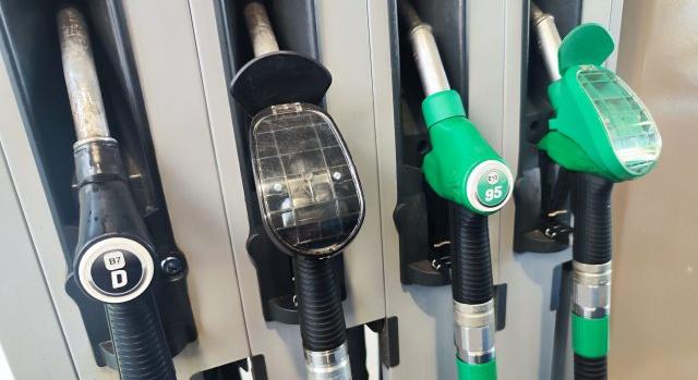 Ennyibe kerül ma egy liter üzemanyag a szomszédos országokban!