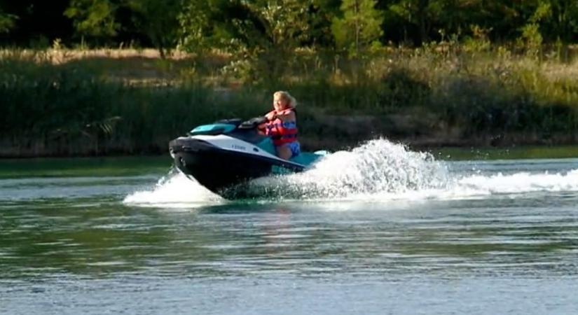 Oszvald Marika 72 évesen kipróbálta a jetskizést