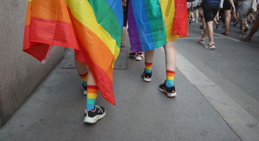 Kiakadt a gyermekeket nevelő homoszexuális aktivista, amiért nem kapott családi belépőt a strandon
