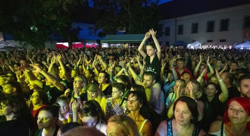 A Kowalsky meg a Vega berobbantotta a Vármeetinget Sárváron - fotók, videó