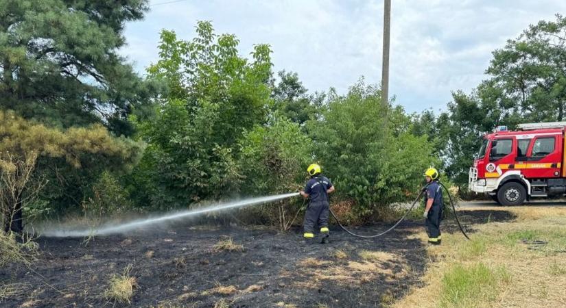Villám okozott tüzet Jákfa közelében, a közeli major is veszélyben volt - fotók
