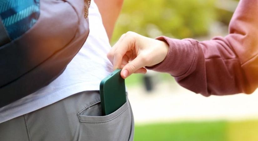 Telefont lopott az iskolájából, majd a tanárát arcon akarta ütni a gyöngyösi fiatal