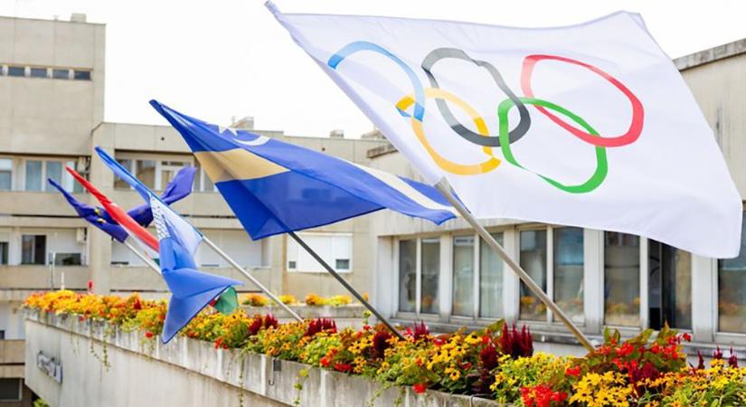 Lobog már az olimpiai zászló a szombathelyi városházán is